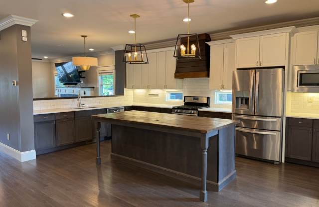 Great cottage house just off Ellington Pkwy-close to downtown! Gallery 4