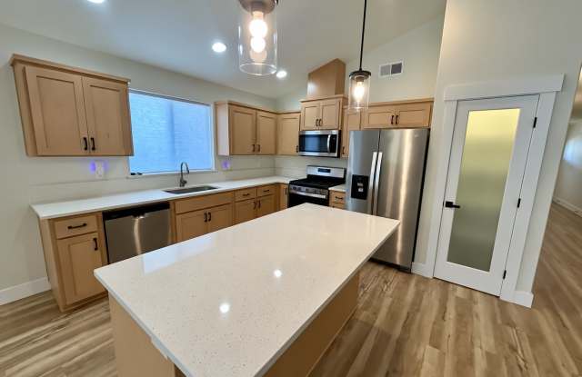 Four Bedroom Home with W/D Included- SE Salem Gallery 4