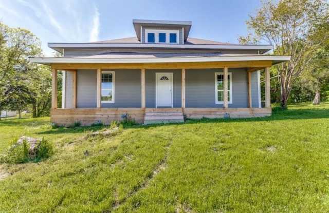 555 E Marshall Street - 555 East Marshall Street, Van Alstyne, TX 75495