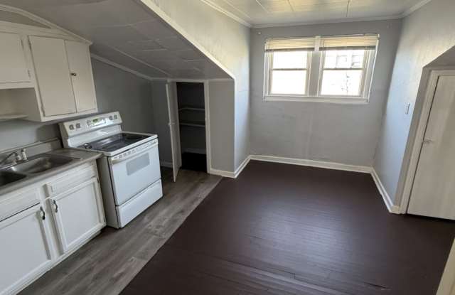 502 Harrison Street - Upstairs Gallery 4