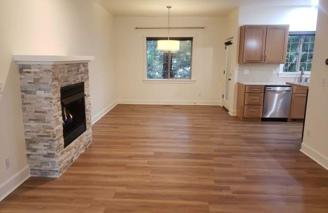 Lake Oswego Townhouse in Wooded Setting Gallery 4