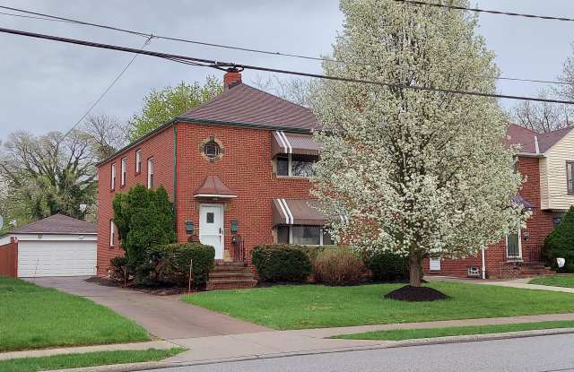 2291 Lakeview Ave - 2291 Lakeview Avenue, Rocky River, OH 44116
