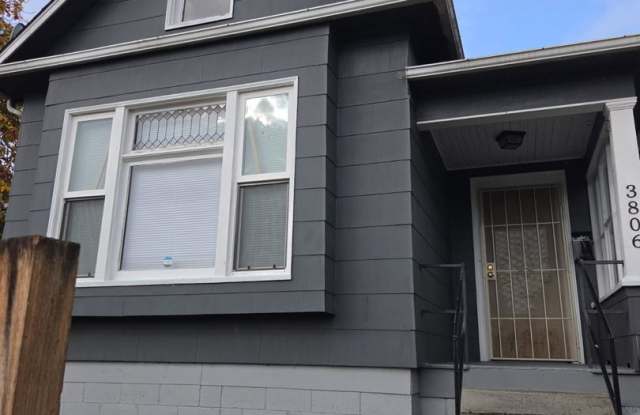 East Tacoma Craftsman 2 Bedroom House! Gallery 1
