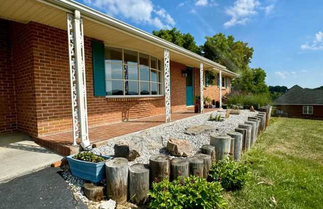 Three Bedroom with Mountain Views And Fenced Yard Moments from Downtown Christiansburg Gallery 4