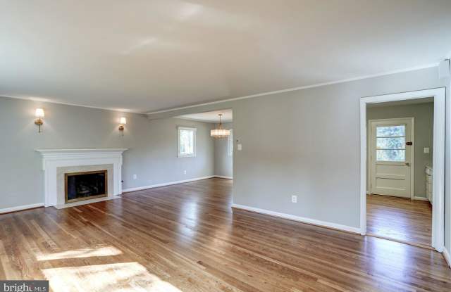 7102 WESTBURY ROAD Gallery 4