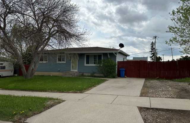 3 BEDROOM | 1 BATH | FENCED YARD | NORTH - 1502 Brentwood Street, Rapid City, SD 57701