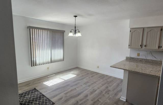 MOVE IN SPECIAL 1/2 OFF FIRST FULL MONTHS RENT.  ALL PROSPECTIVE TENANTS MUST SUBMIT A $58 NON-REFUNDABLE APPLICATION FEE PER APPLICANT ONLINE AND BE PRE-QUALIFIED PRIOR TO ANY SHOWINGS Gallery 4