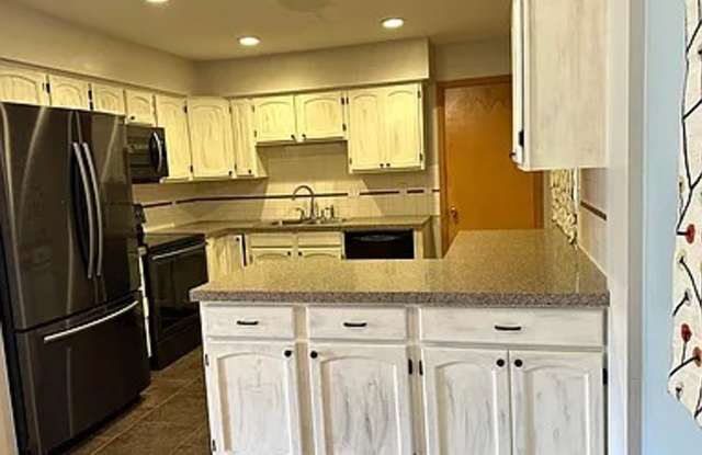 3406 S 91st St – 3 Bed/1.5 Bath in Westside School District | Hardwood Floors, 2-Car Garage, Fenced Yard Gallery 3