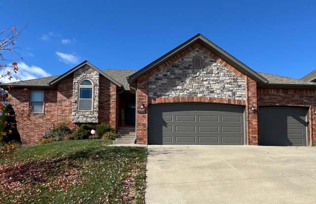 4 Bedroom | 2 Bathroom | 3 Car Garage| Springfield MO | Fire Place | Covered patio! photos photos