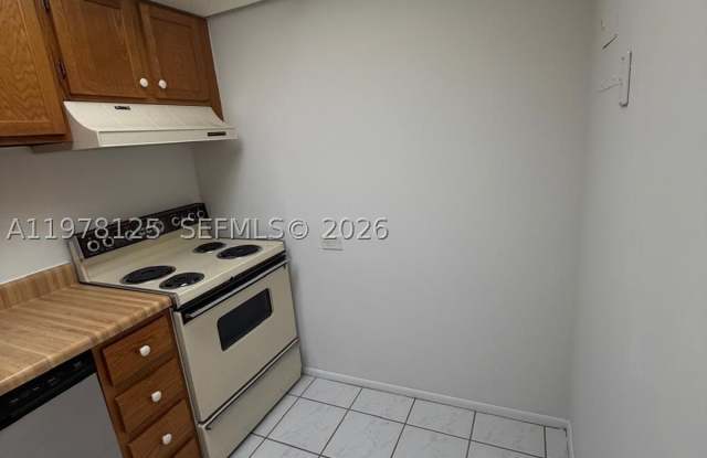 3720 Inverrary Dr Gallery 4