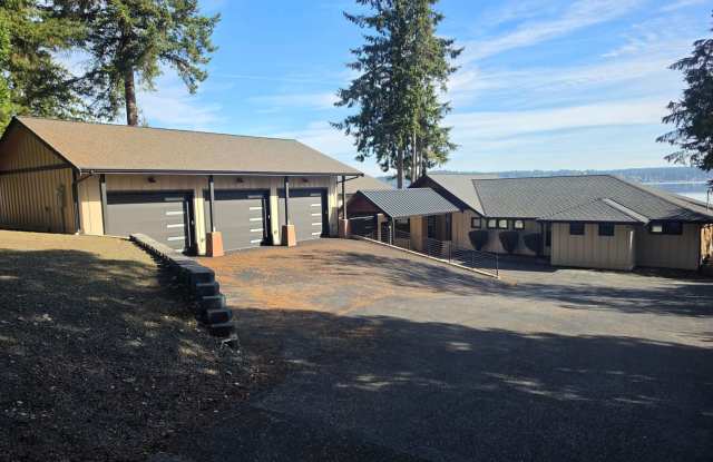 4 Bedroom Chico Way Waterfront! Gallery 4