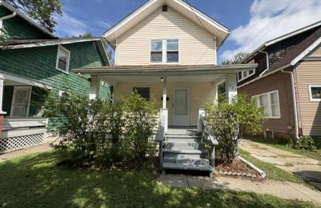 CHARMING 2-BEDROOM HOME WITH A TWO-ROOM SUNROOM AND CLASSIC CLAWFOOT BATHTUB! photos photos
