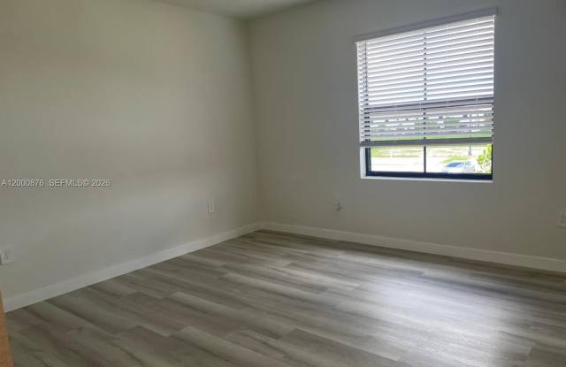 1386 NE 3rd Ave photos photos