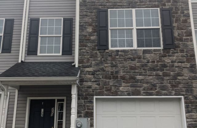 240 Crown Court - 240 Crown Court, Waynesboro, PA 17268