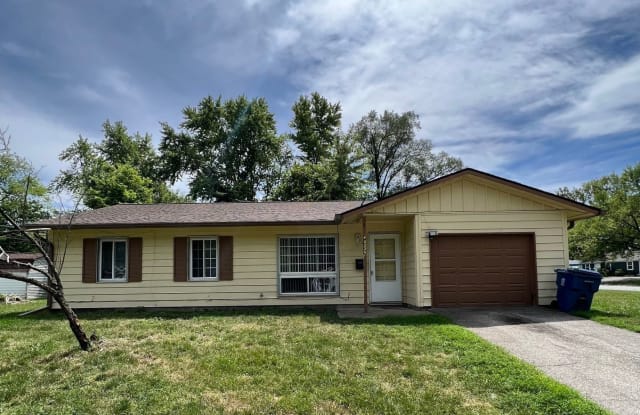 8229 E 42nd Place - 8229 East 42nd Place, Indianapolis, IN 46226