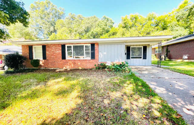 ** 3 bed 1 bath located in Dalraida ** Call 334-366-9198 to schedule a self-showing. Gallery 1