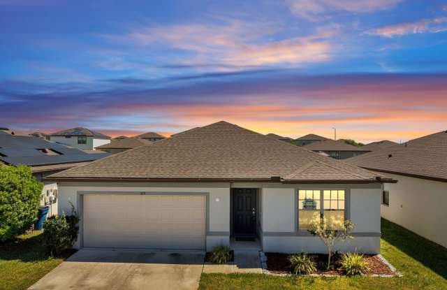 Lovely 4/2 in Davenport! Available now! Gallery 3