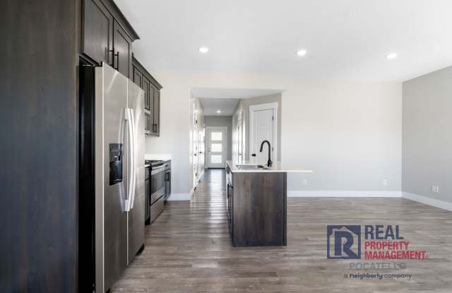 3 Bedroom 2.5 Bathroom Town Home - 1 Car Garage Gallery 4