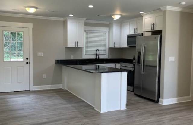 Charming 3 BR, 2 BA Bungalow just minutes from Downtown Greenville! Gallery 4