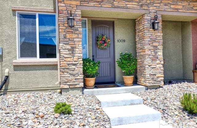 Townhome short drive to freeway. 3 bedroom 2 1/2 baths photos photos