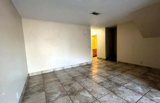 2 Bedroom 1.5 Bath Townhouse near Schools & Shopping Gallery 3