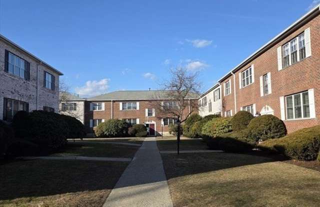 190 Lake Shore Road unit: 2 photos photos