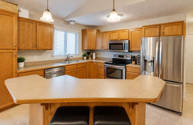 3D Tour Available - West Side of Manhattan + 2-Car Garage + Finished Basement! Available December 19th! Gallery 4