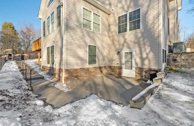 17 Providence Way - 17 Providence Way, Red Oaks Mill, NY 12603