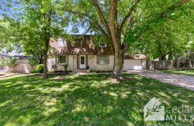 Beautiful Brick Home in West Wichita. Goddard Schools! photos photos