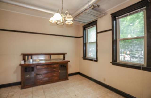 4449 North Damen Ave. Gallery 1