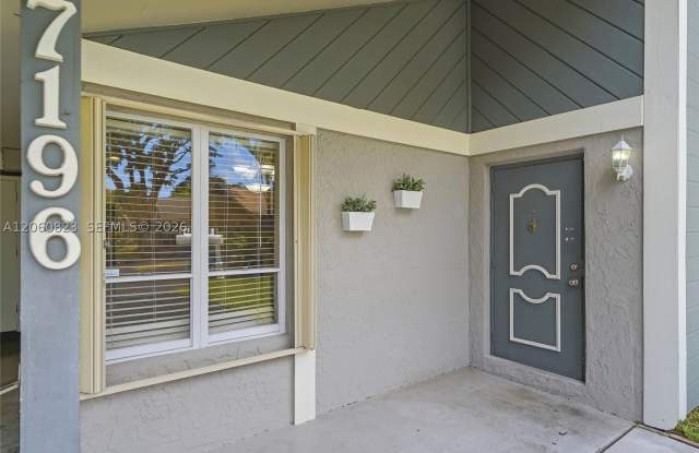 7196 SW 22nd Pl Gallery 3