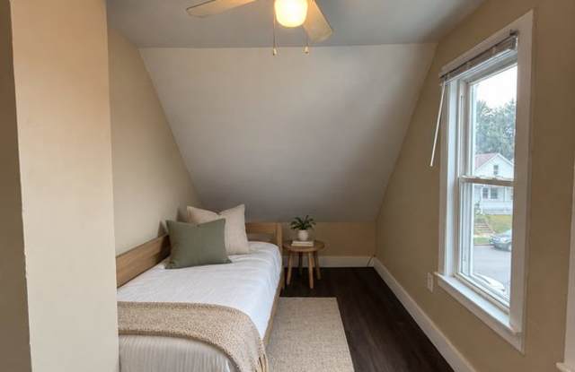 904 Swift Avenue - upper Gallery 3