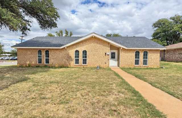 NOW AVAILABLE | Updated 4-Bedroom Home in College Hills! Gallery 1