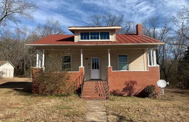 Spacious house in Appomattox! - 175 Lee-Grant Avenue, Appomattox, VA 24522