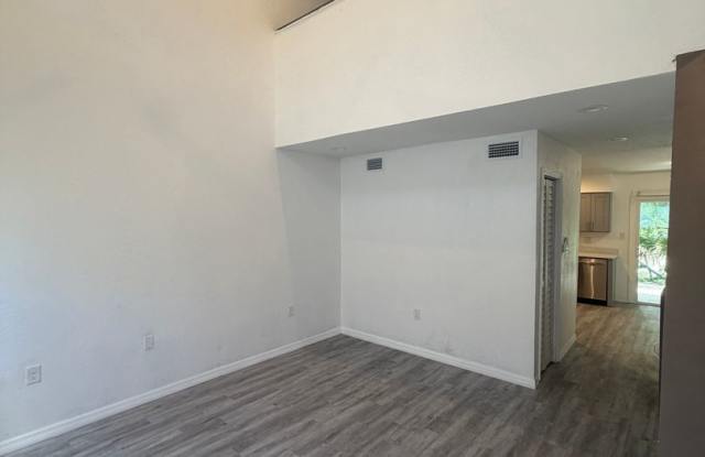 Newly renovated 1 Bedroom/1.5 Bath Townhome in central Orlando. Gallery 3