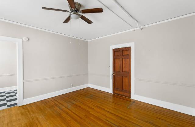 Charleston Court Gallery 3