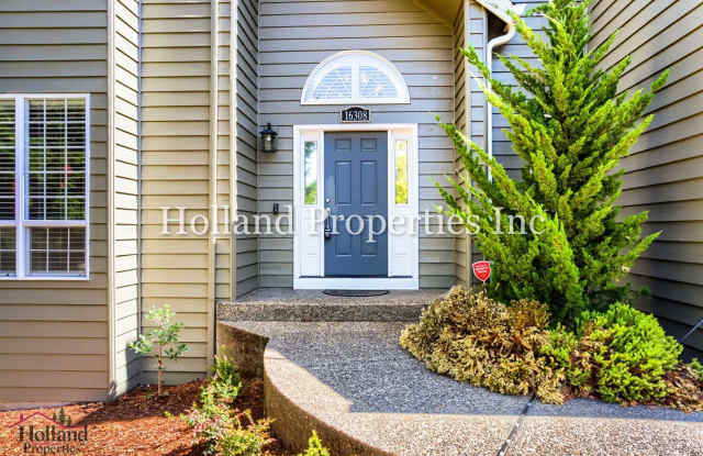 Spacious 4BR Beaverton Home with Fireplace, Fenced Yard & Green Space Views Gallery 4
