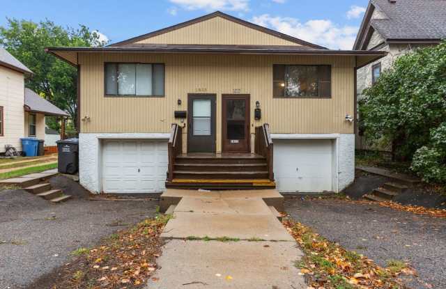 Spacious 3-Bedroom Duplex in Northeast Minneapolis – Garage & In-Unit Laundry Gallery 1