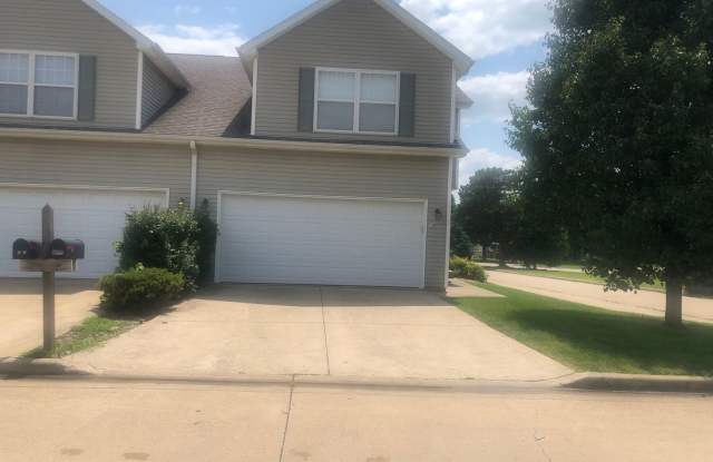 Beautiful 3B 2.5 bathroom townhouse in Bloomington photos photos