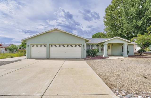 3 Bedroom, 2 Bathroom Home in the Prescott Country Club with 3 Car Garage For Rent! Gallery 1