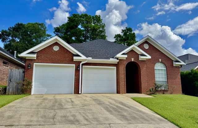 Brick home off Cottage Hill/ Knollwood Gallery 3