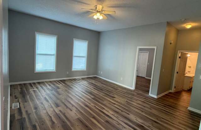Remodeled! Walkable! 2 bedroom/1 bath Gallery 1