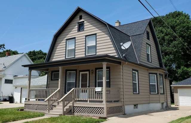 Huge 4 BR / 2 BATH Home | Central Air | Appliances + Washer/Dryer | 2 Car Garage | Eat in Kitchen photos photos
