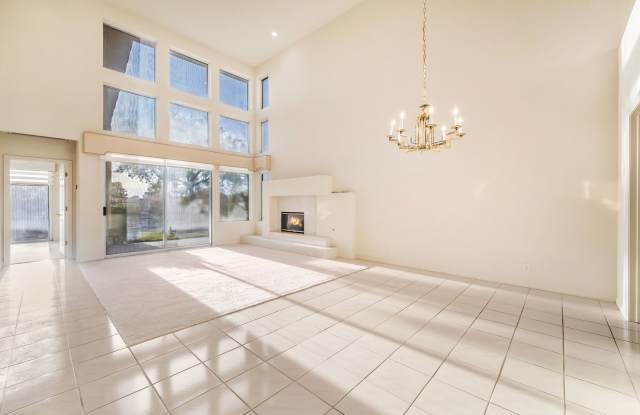 Charming Guard-Gated Southwest Las Vegas Townhome with Fireplace & Golf Course Views! Gallery 4