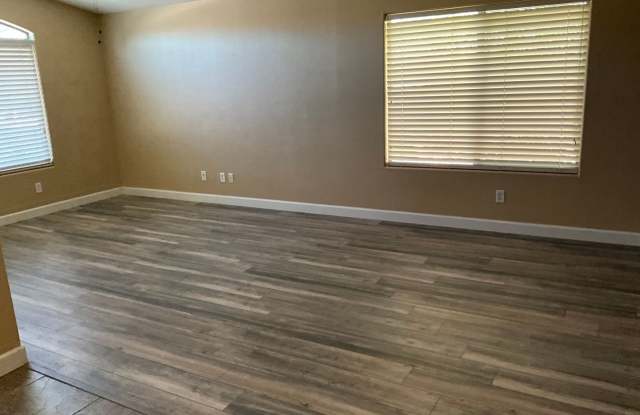 Great single level home with pool in golf course community Gallery 4