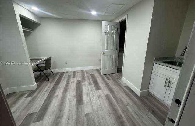 582 E 18th St photos photos