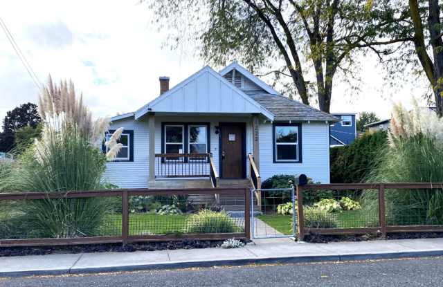 Updated 1928 Bungalow Gallery 1