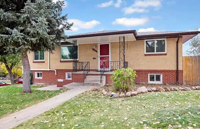 Spacious 3 Bedroom Near Olde Town Arvada with Private Yard Gallery 1