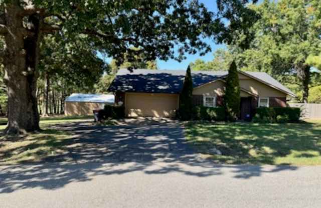 Charming 3 Bed / 2 Bath Home with Deck, Shade Trees & Open Layout – Available 11/1 Gallery 1