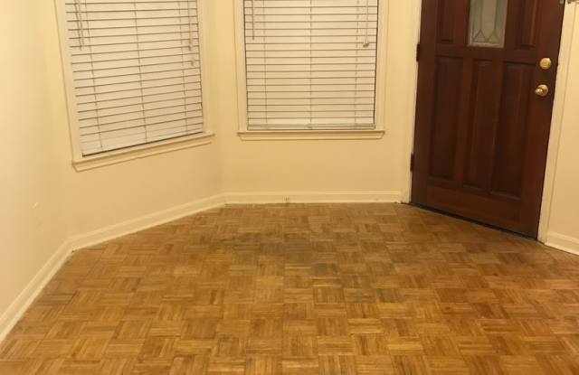 PRE-LEASE 2025/2026: Vintage Charm in West Campus! 1 parking, French doors, washer/dryer! - 901 West 22nd Street, Austin, TX 78705